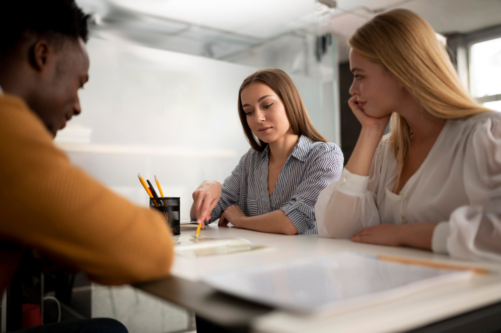 Gros plan d'étudiants discutant autour d'un CV