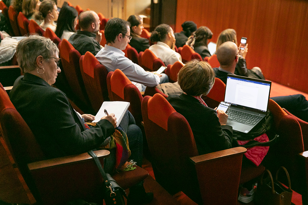 Le public prenant des notes que la conférence