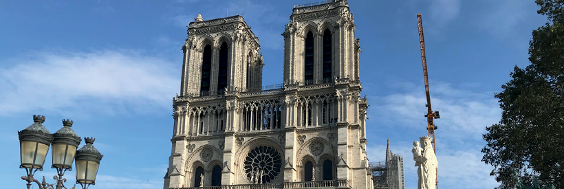 Photo de la Cathédrale de Notre Dame de Paris. Des enfants et des adultes passent devant