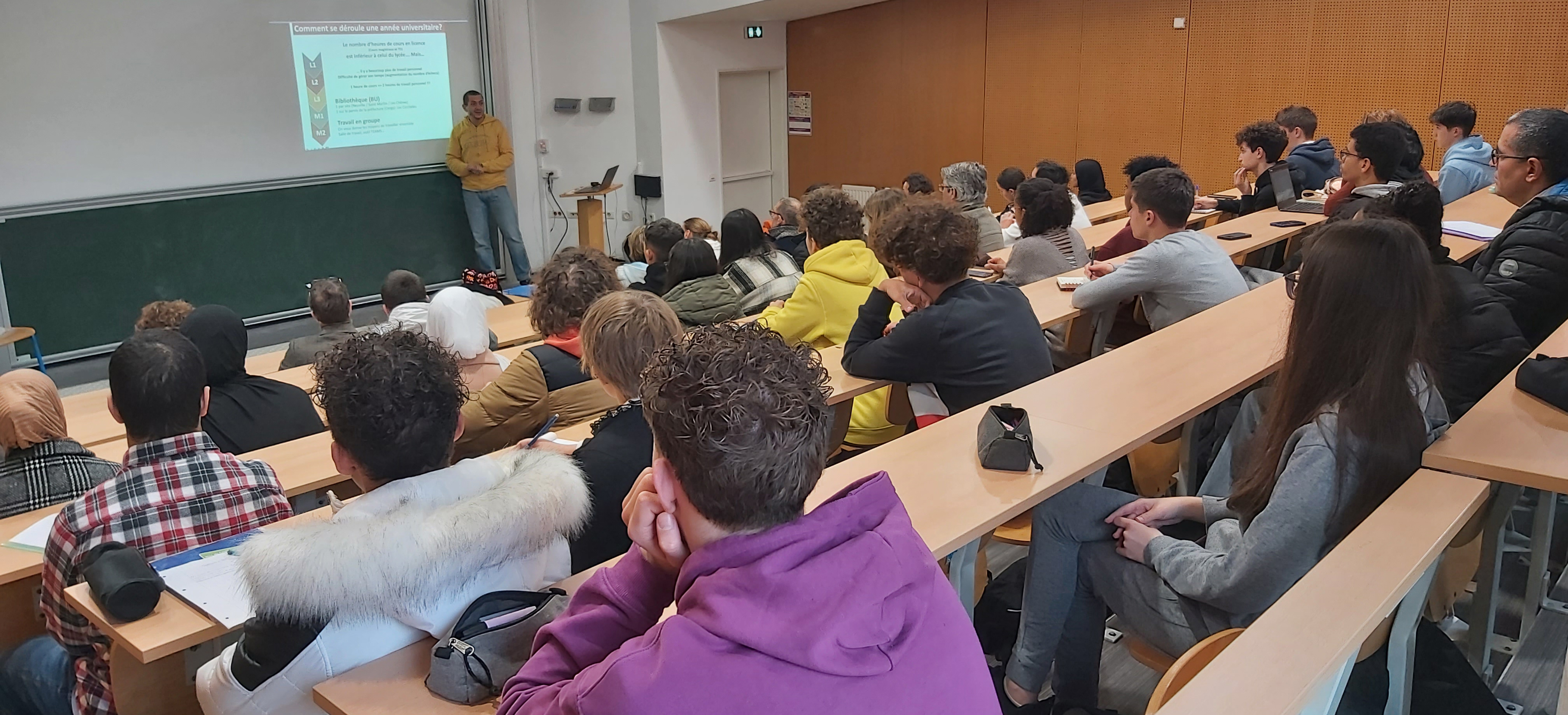 Etudiants ambassadeurs se baladant sur le parvis de la fac