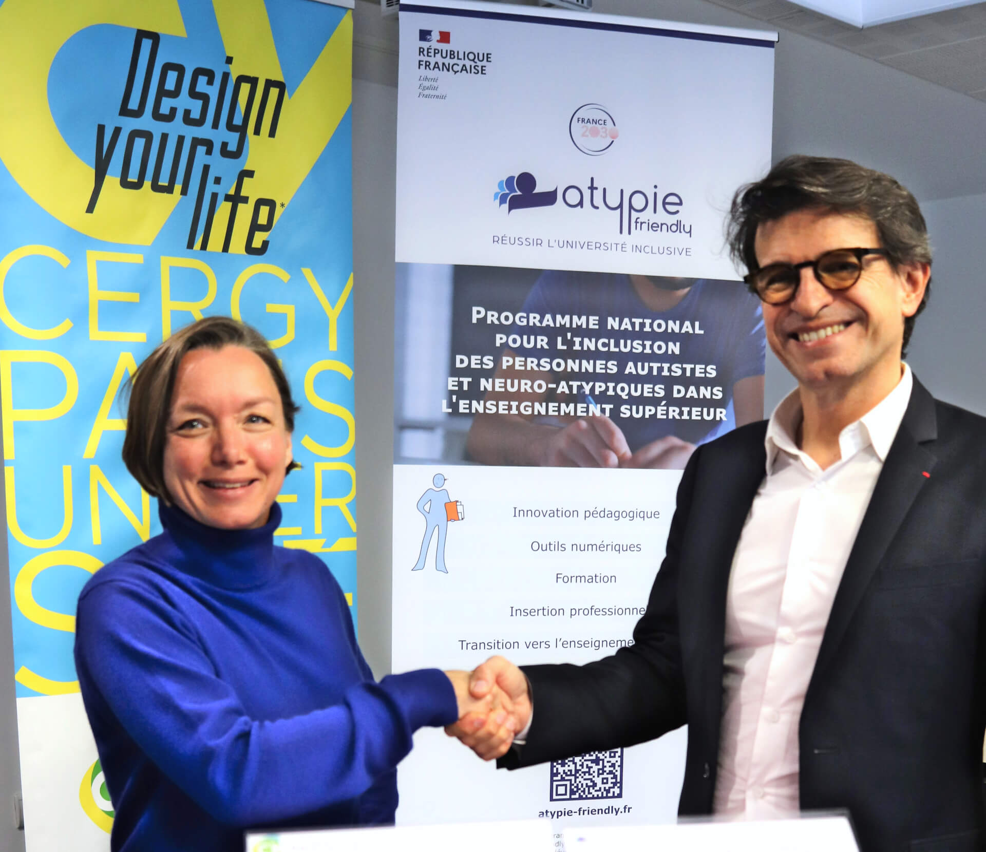 Peggy Blin-Cordon, vice-présidente adjointe vie étudiante, et Bertrand Monthubert, directeur d'Atypie-Friendly, lors de la signature de la charte Atypie-Friendly le 21 novembre 2024.