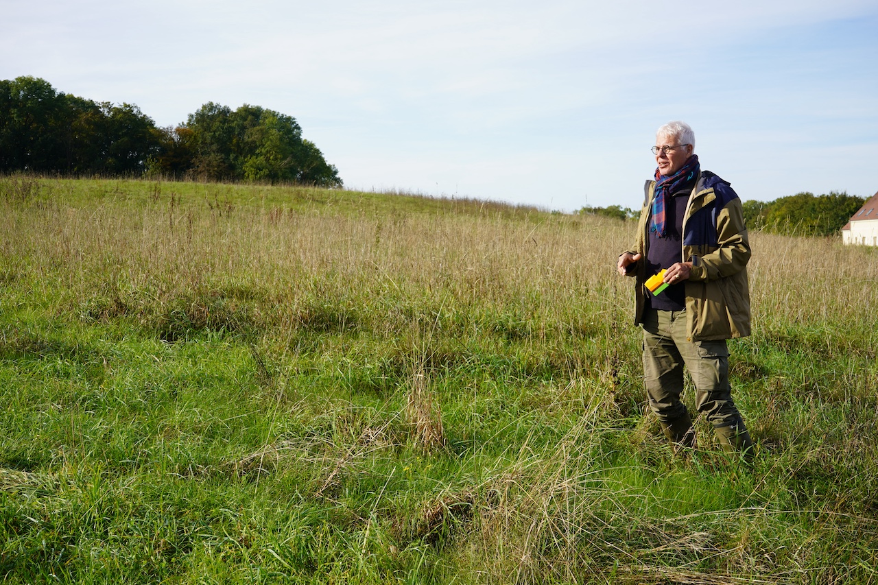 Dominique Frizon de Lamotte lors d'une balade géologique à Nucourt, en octobre 2024.