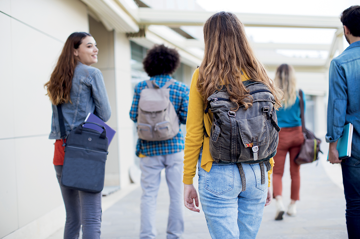 Des étudiants de dos avec un sac à dos