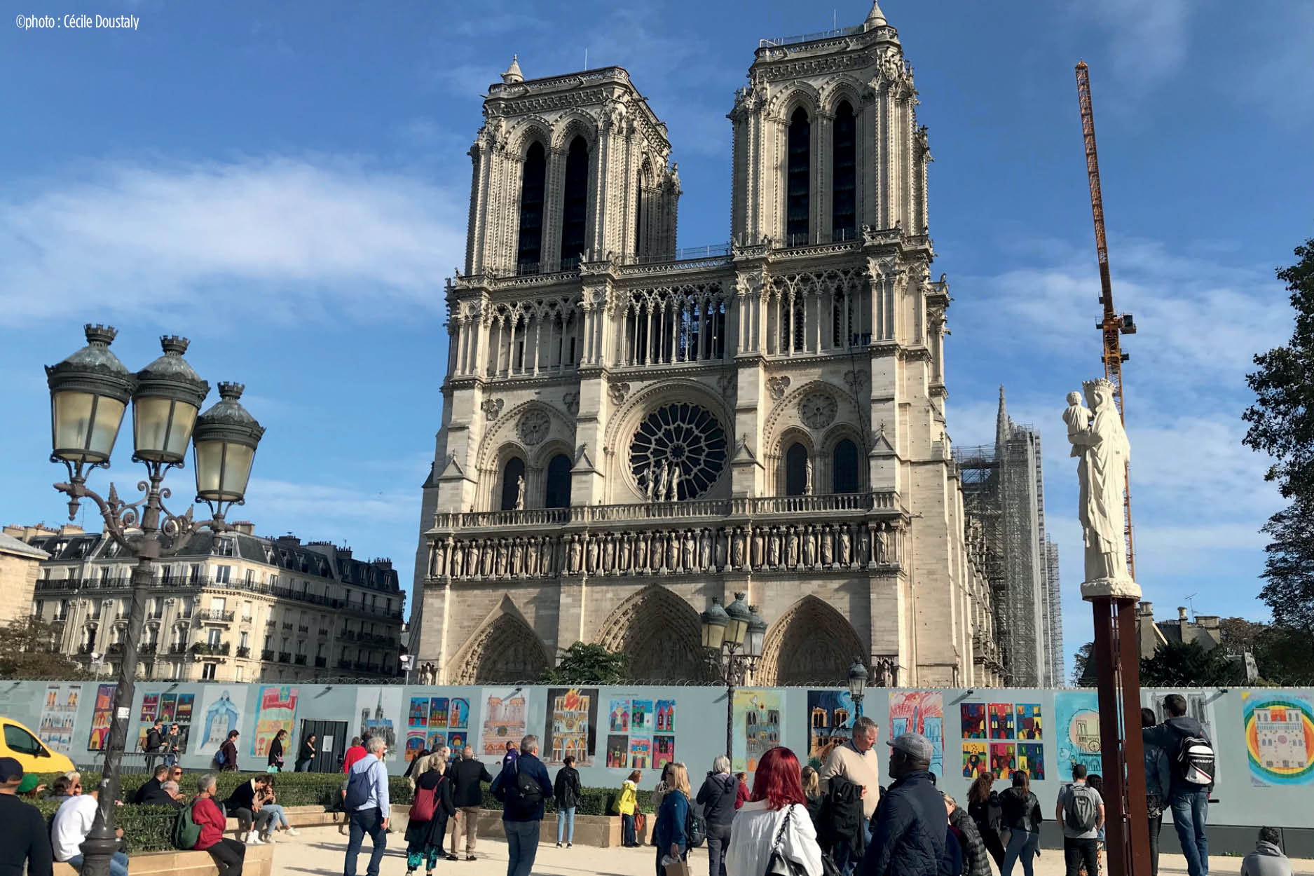 Photo de la Cathédrale de Notre Dame de Paris. Des enfants et des adultes passent devant