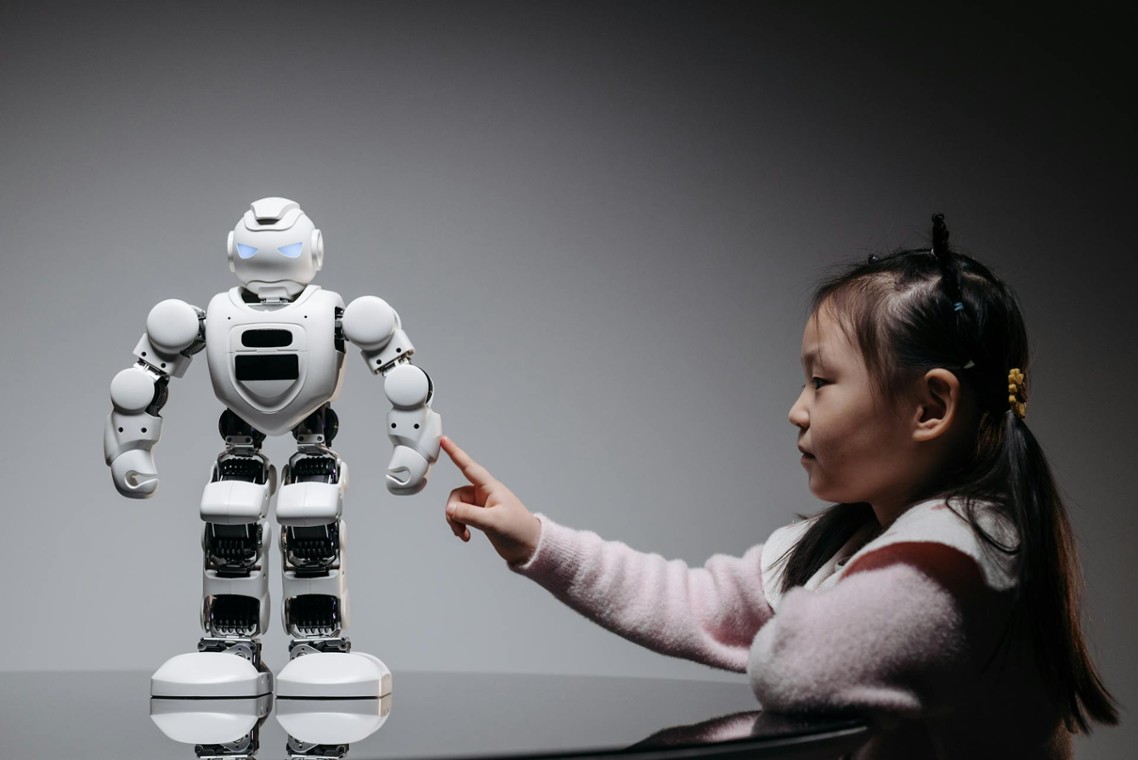Étudier les interactions humain-robot pour mieux comprendre l’apprentissage du langage